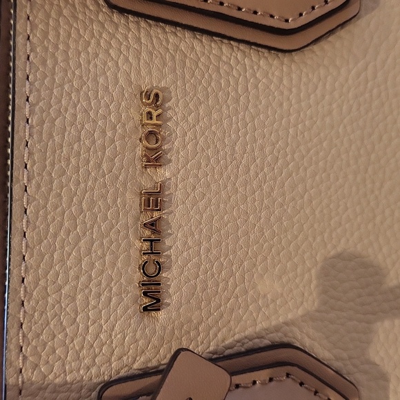 Michael Kors Medium Mercer Crossbody Bag - Picture 2 of 10